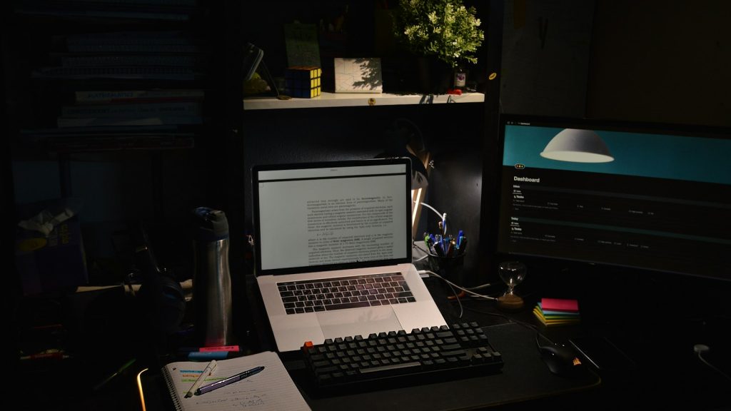 bureau avec ordinateur portable