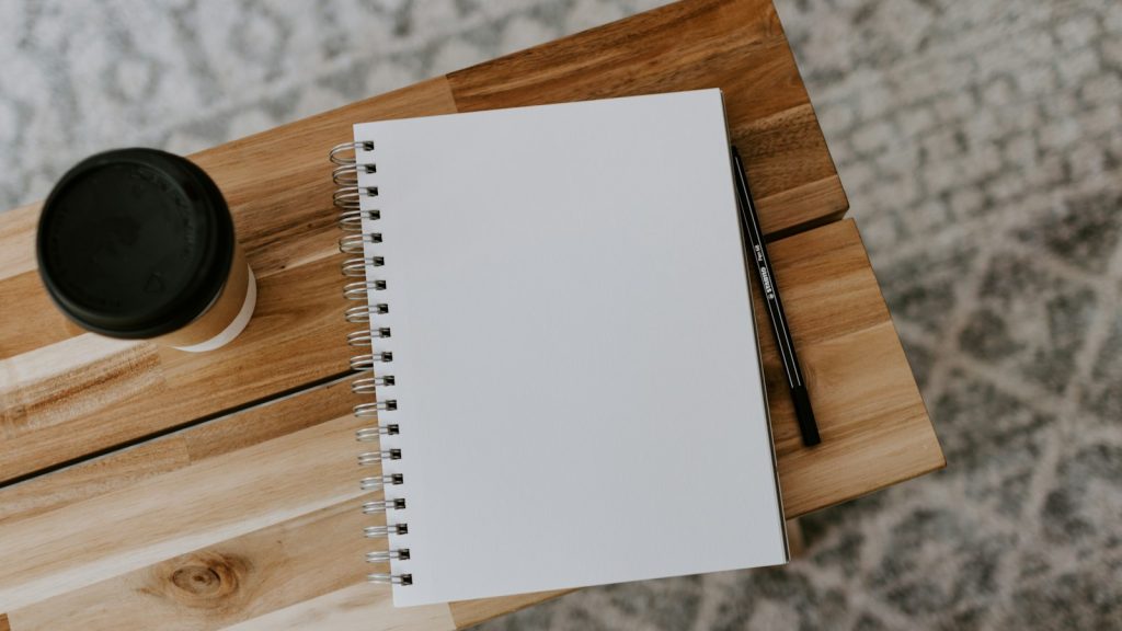 carnet et café sur un bureau