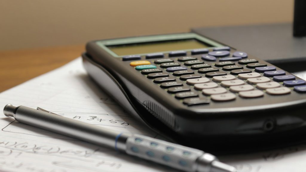 calculatrice et stylo