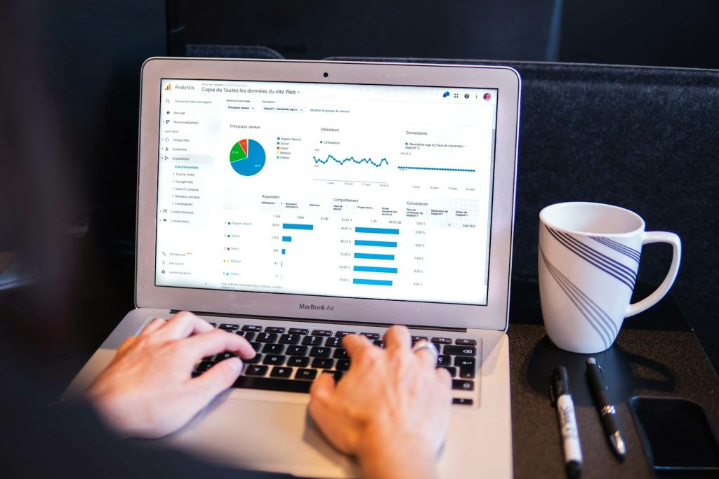 Tableau de bord de statistiques de site internet sur un ordinateur portable