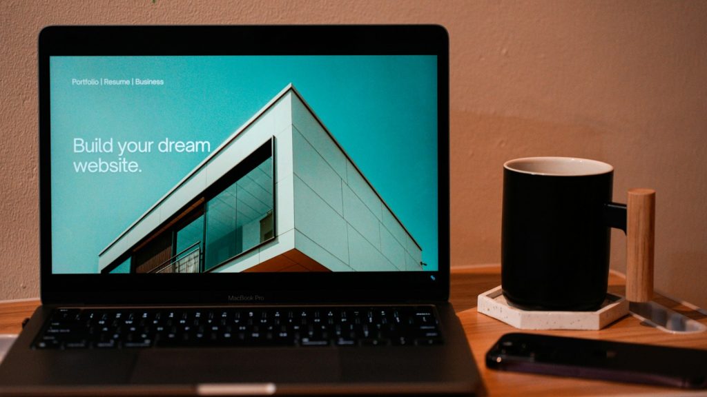 ordinateur portable affichant un site